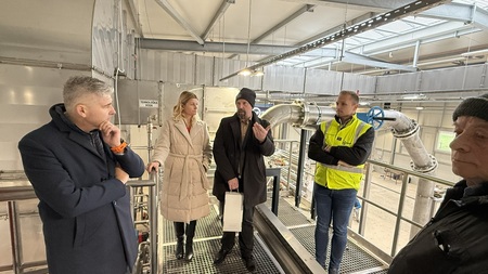 Jurij Kern si ogleduje notranjost novega objekta